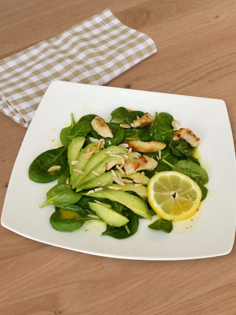 Acocado-Spinat-Salat mit Hähnchen