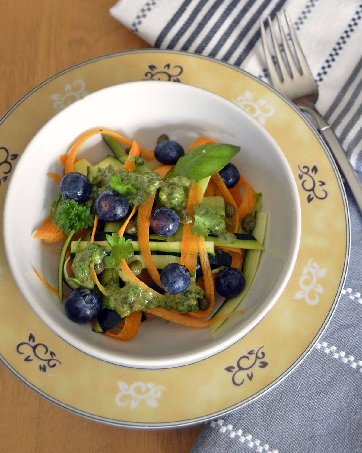 Möhren-Zucchini-Salat mit Heidelbeeren