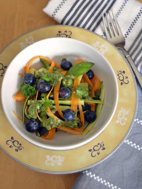 Möhren-Zucchini-Salat mit Heidelbeeren