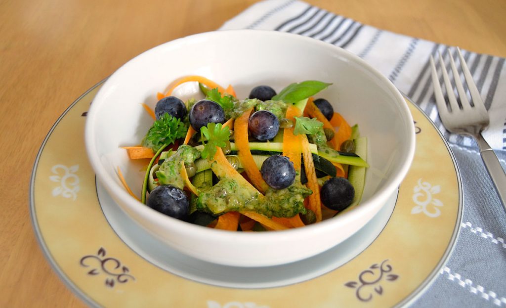 Möhren-Zucchini-Salat mit Heidelbeeren