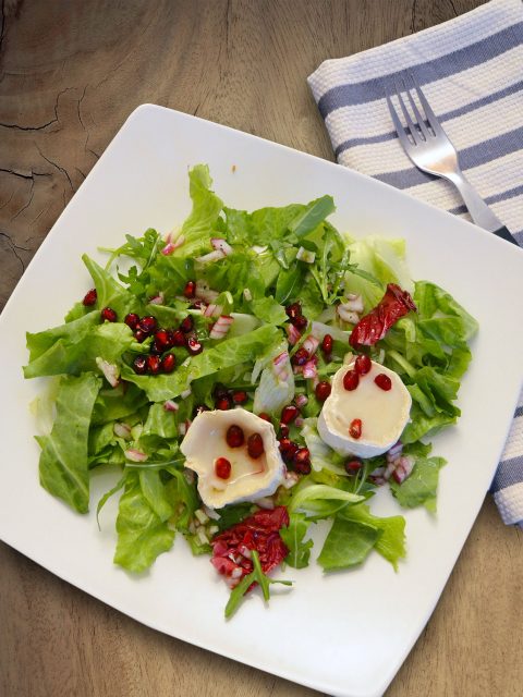 Gebackener Ziegenkäse auf Salat