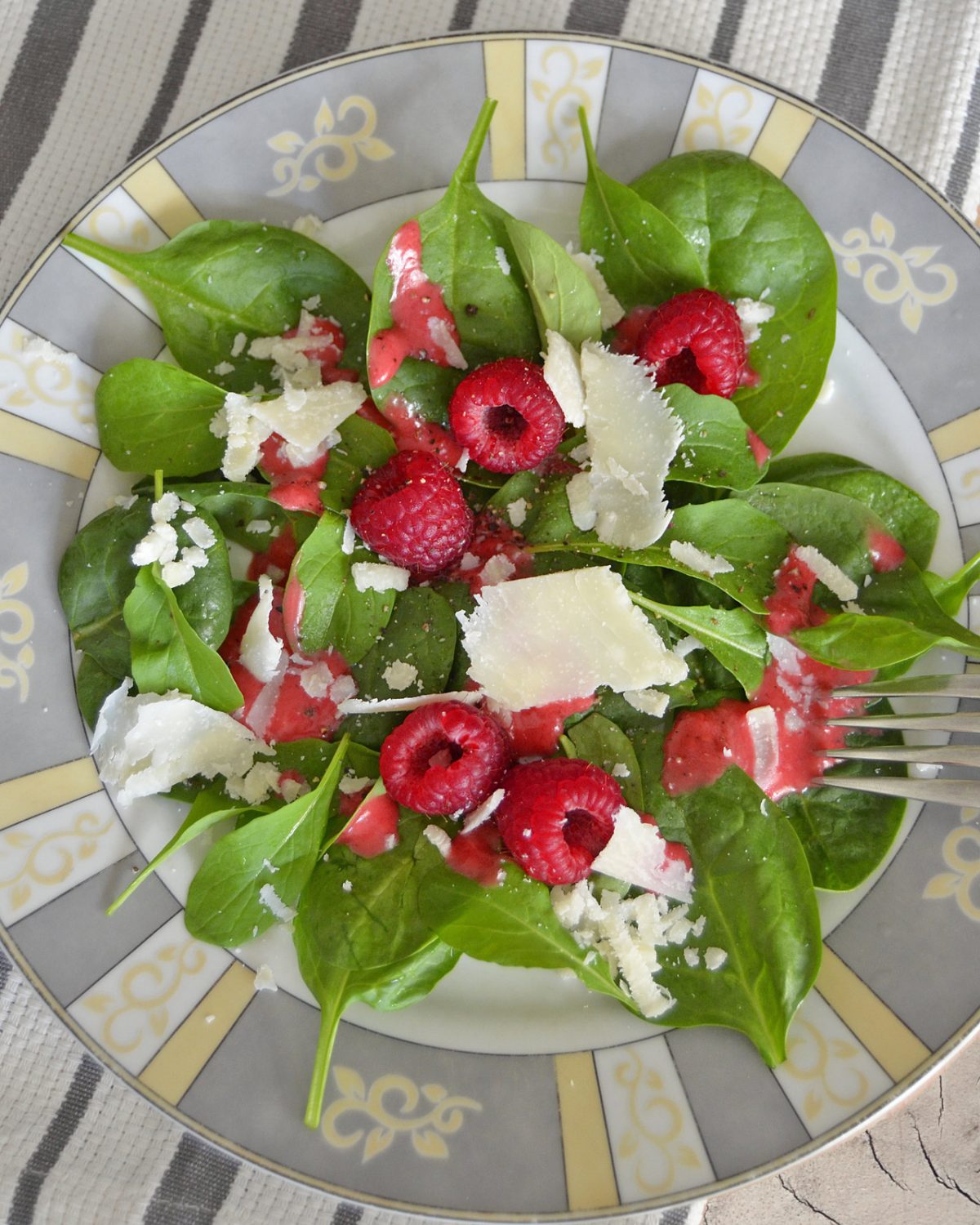 Rucola und Spinat mit Himbeerdressing