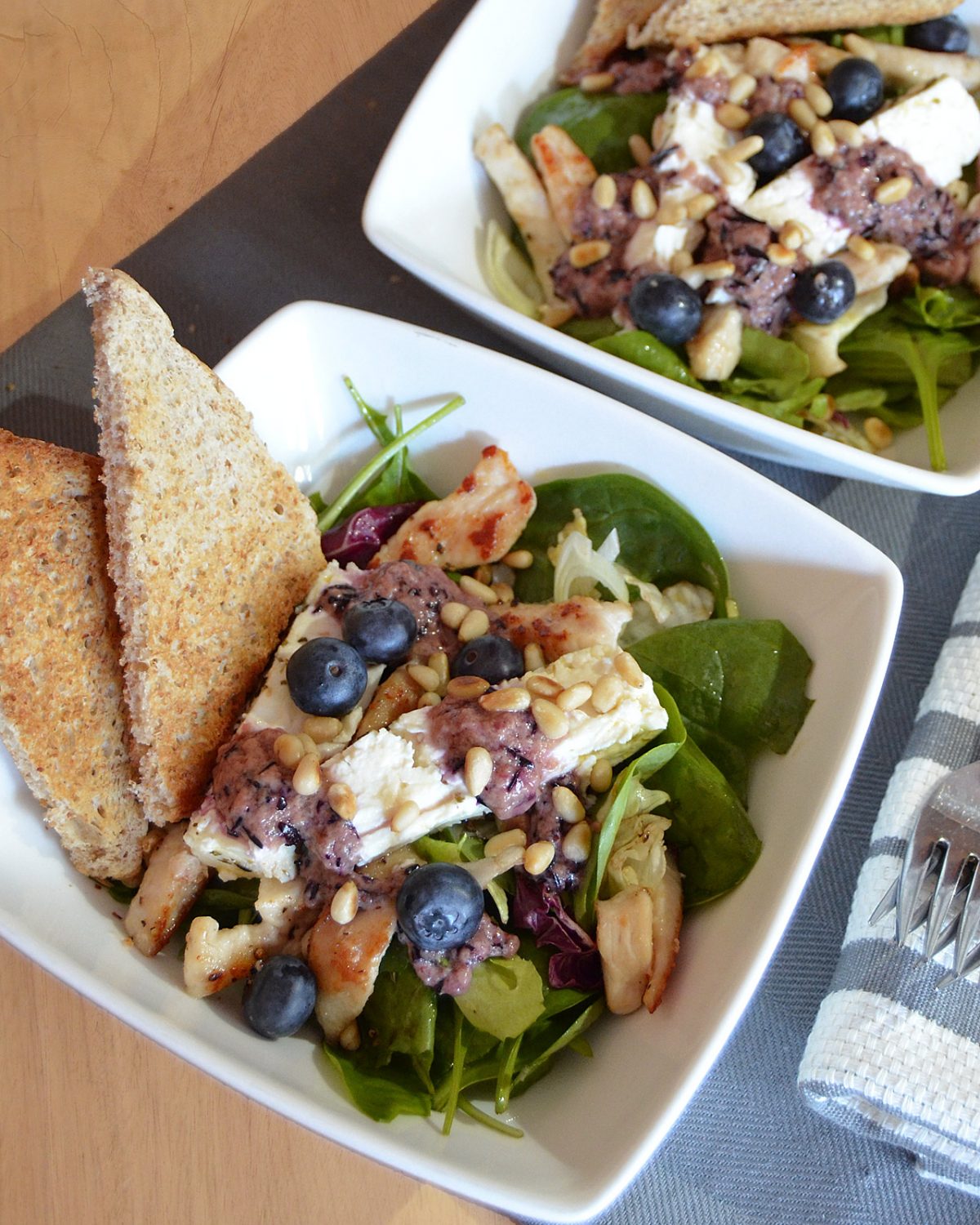 Blattsalat mit Hühnchen, Feta und Heidelbeerdressing