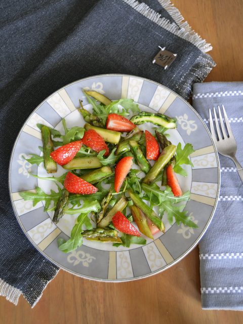 warmer Spargelsalat mit Erdbeeren