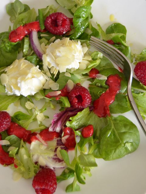 Blattsalat mit Frischkäse und Himbeeren