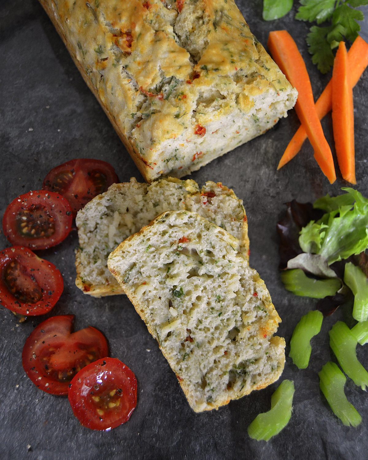 Kräuterbrot mit getrockneten Tomaten