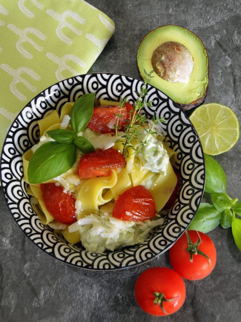 Bandnudeln mit Avocadosoße und Tomaten