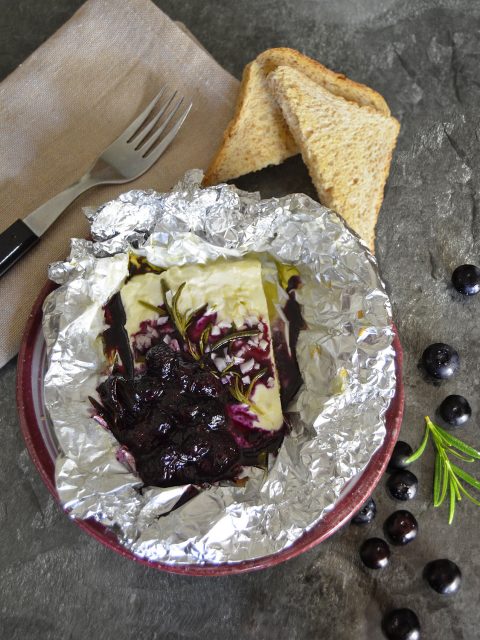 Gegrillter Feta mit Blaubeer-Rosmarin-Soße