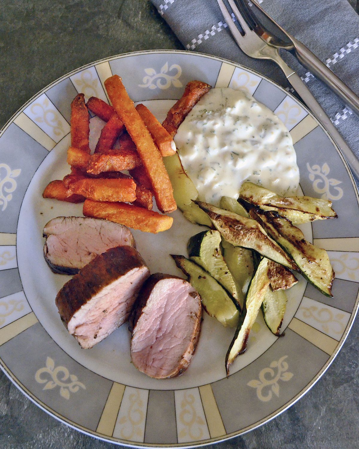 Schweinefilet mit Süßkartoffeln und Ofen-Zucchini