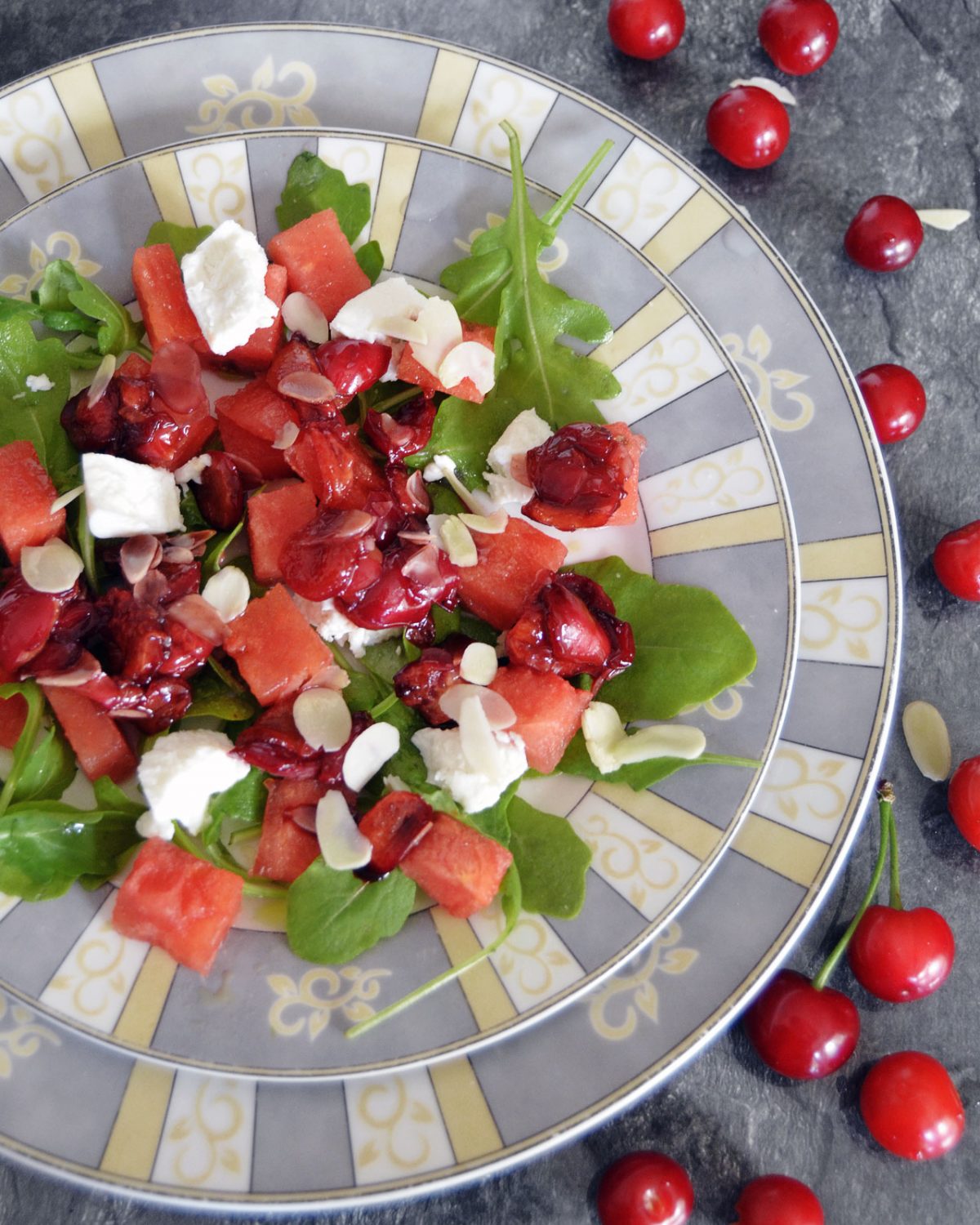 Rucola mit Melone, Ziegenkäse und Balsamico-Sauerkirschen