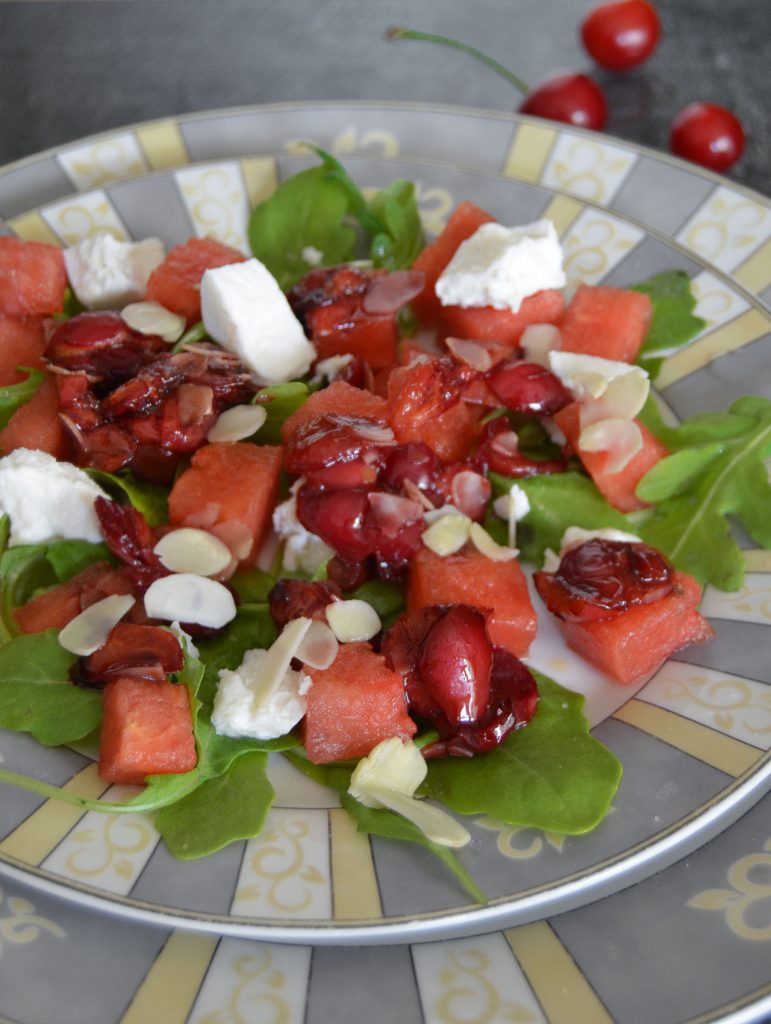 Rucola mit Melone, Ziegenkäse und Balsamico-Sauerkirschen