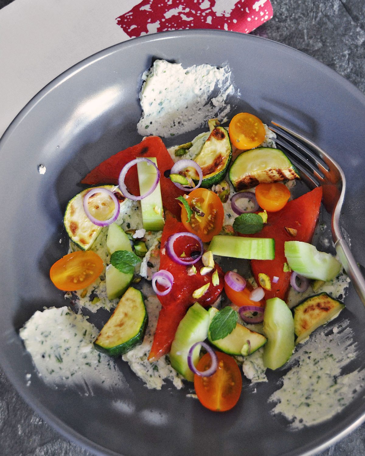 Wassermelsonensalat auf Basilikum-Feta