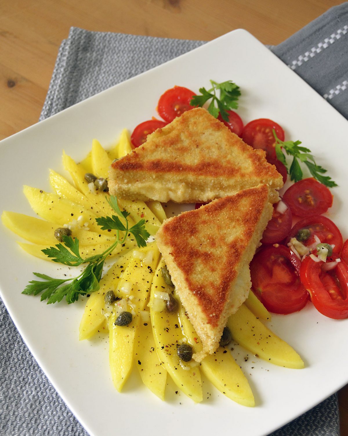 Gebackener Mozzarlee mit Mango und Tomaten