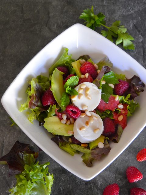 Blattsalat mit Avocado, Ziegen-Frischkäse und Himbeeren