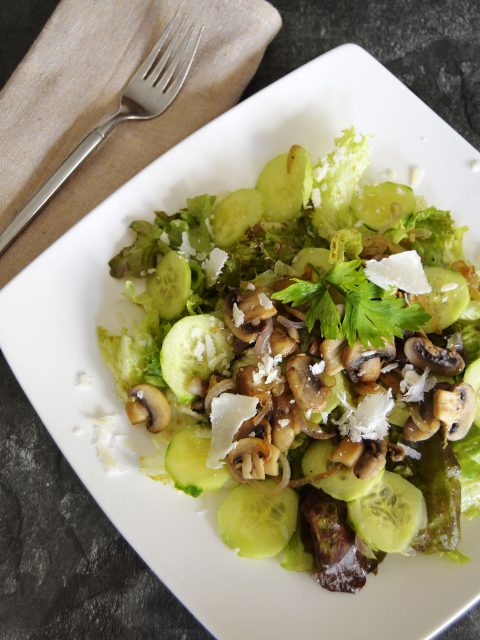 Warme Champignons auf Blattsalat