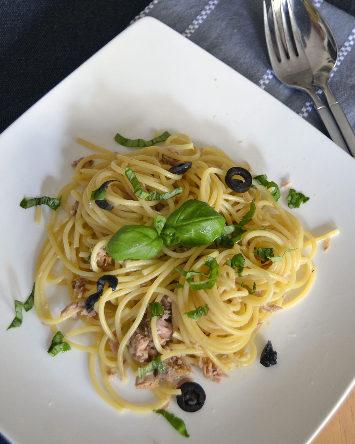 Spaghetti mit Thunfisch, Oliven und Kapern