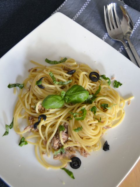 Spaghetti mit Thunfisch, Oliven und Kapern