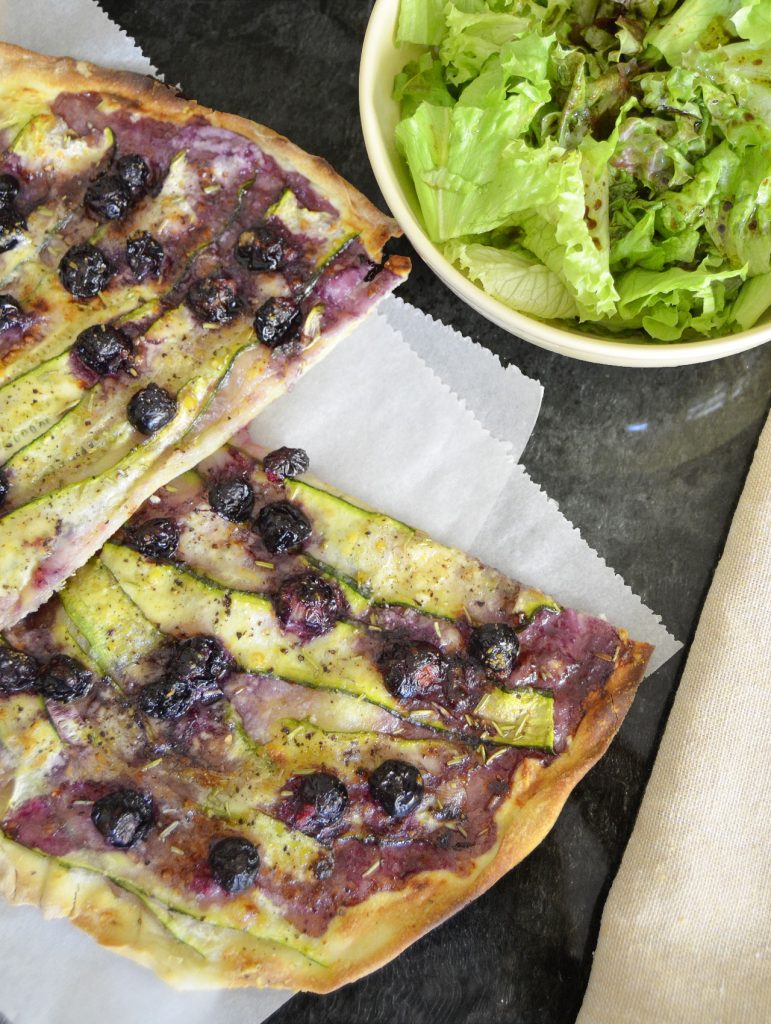 Zucchini-Flammkuchen mit Heidelbeeren