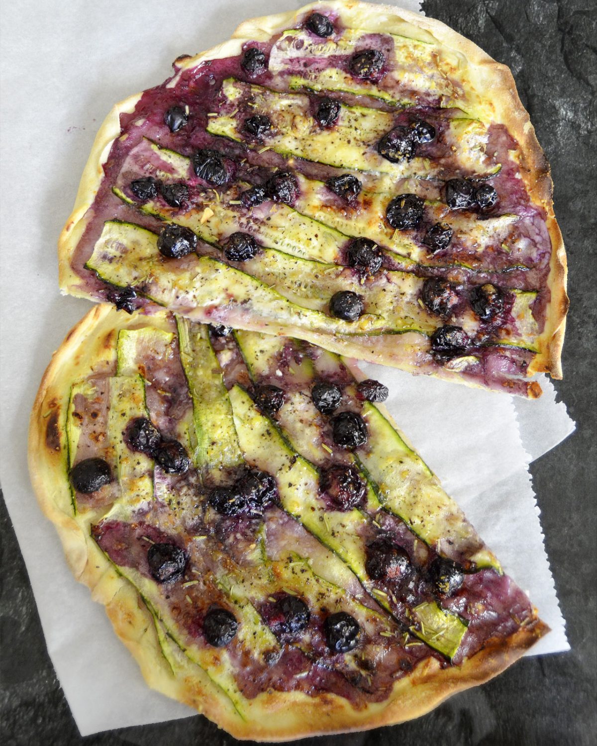 Zucchini-Flammkuchen mit Heidelbeeren