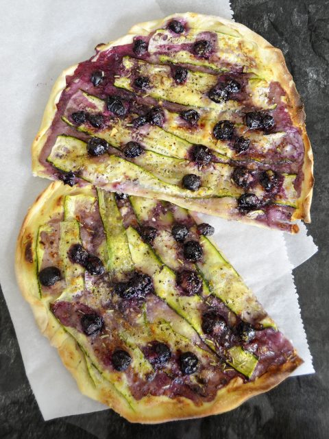 Zucchini-Flammkuchen mit Heidelbeeren