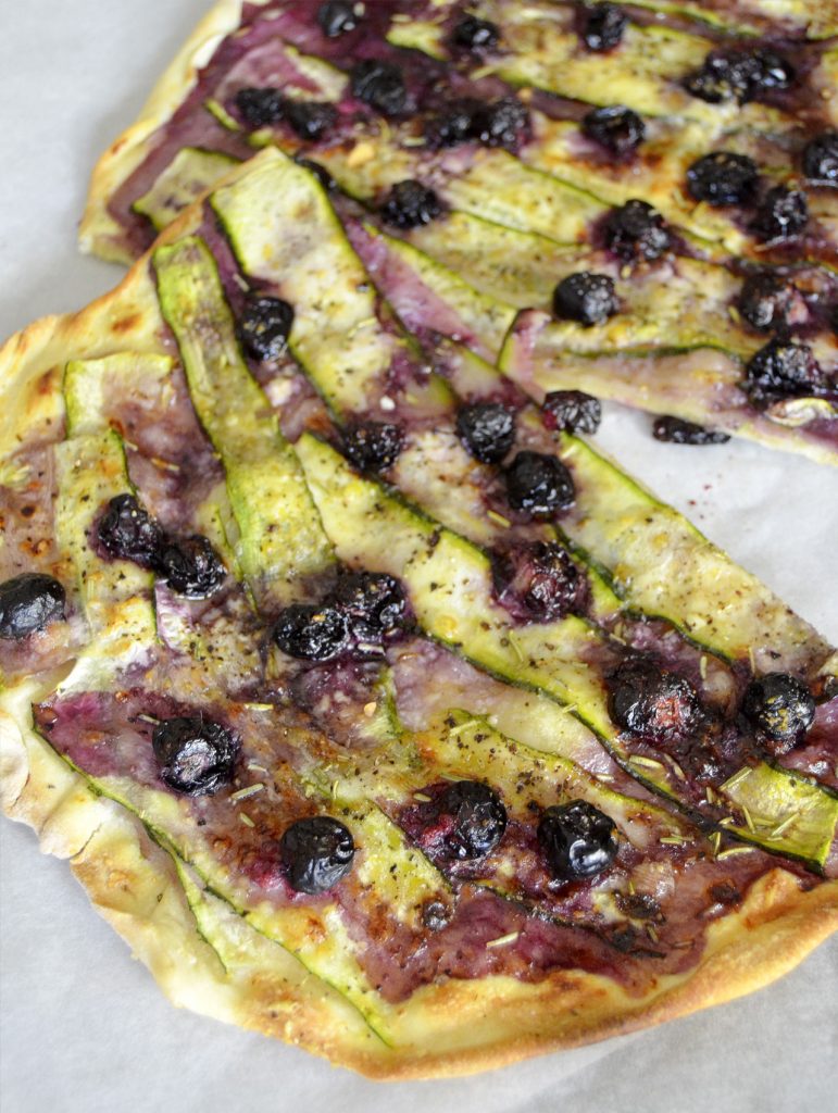 Zucchini-Flammkuchen mit Heidelbeeren