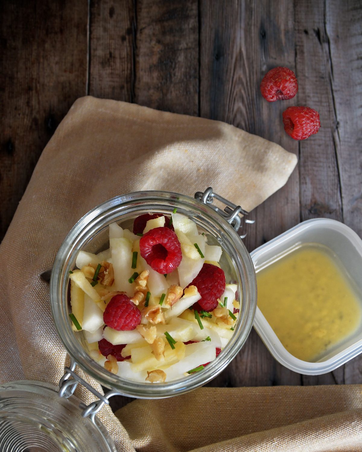 Kohlrabi-Salat mit Apfel & Himbeeren