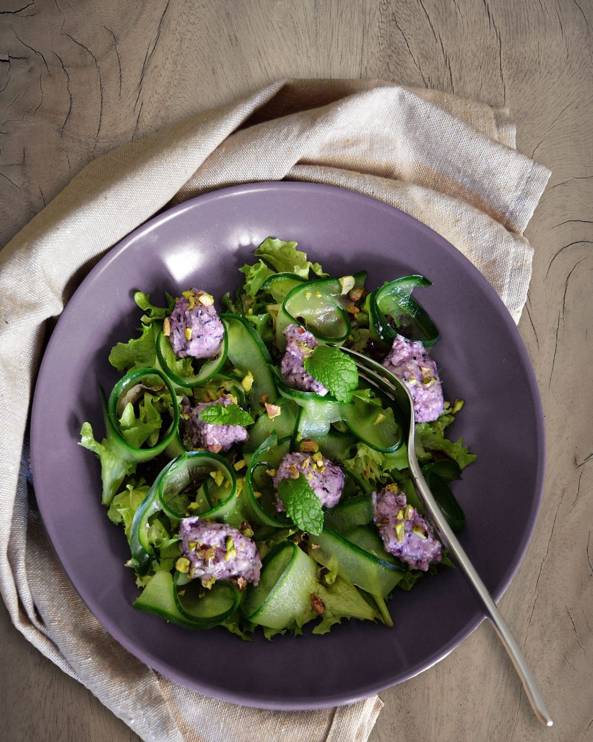 Blanchierte Gurkenstreifen mit Minz-Feta