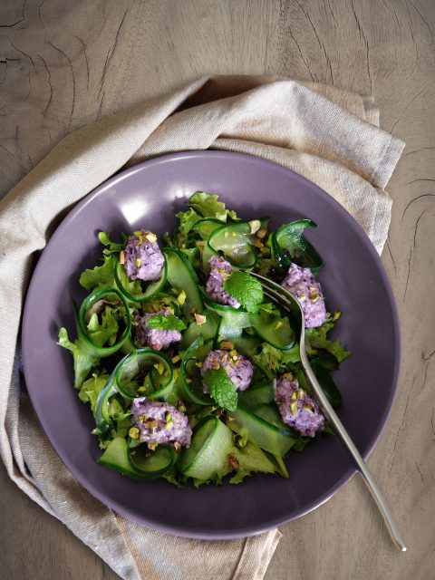 Blanchierte Gurkenstreifen mit Minz-Feta