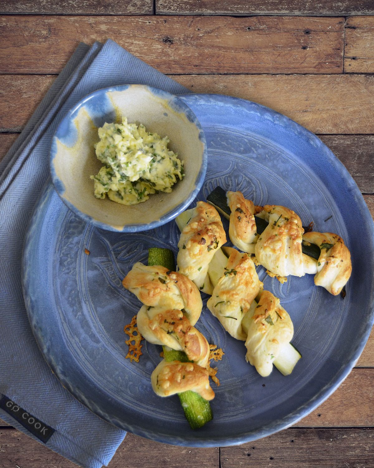 Zucchinistangen in Brotteig mit Kräuterbutter