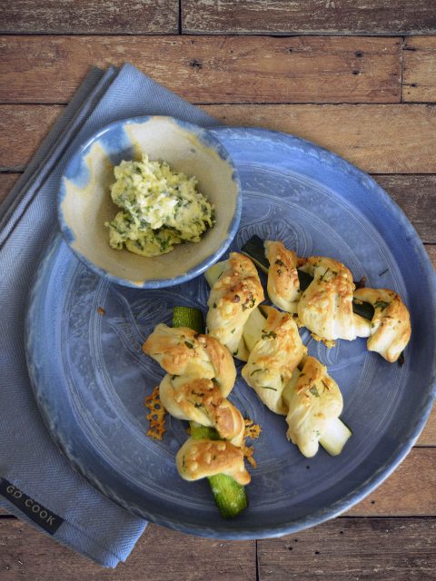 Zucchinistangen in Brotteig mit Kräuterbutter