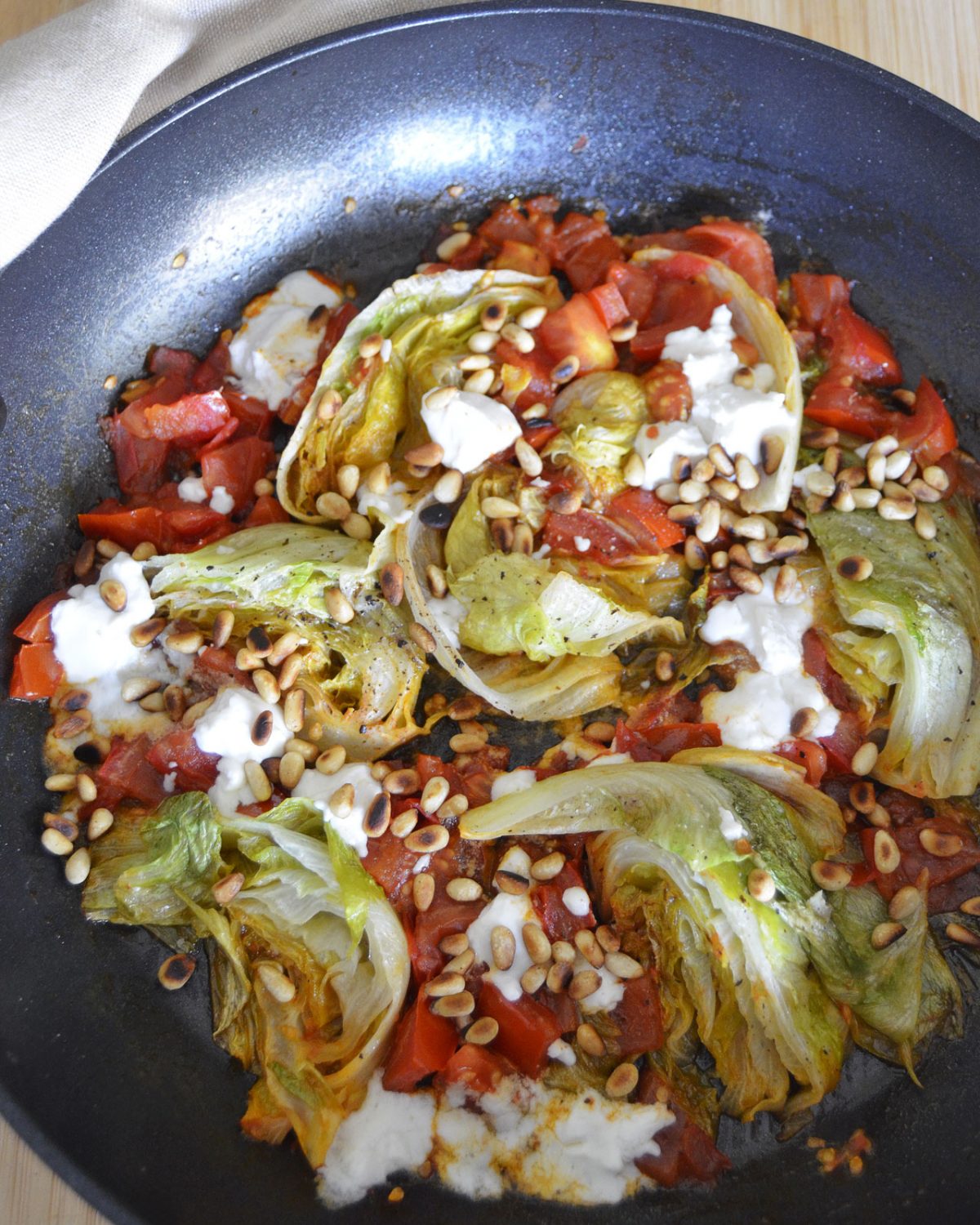 geschmorter Salat mit Ziegenkäse