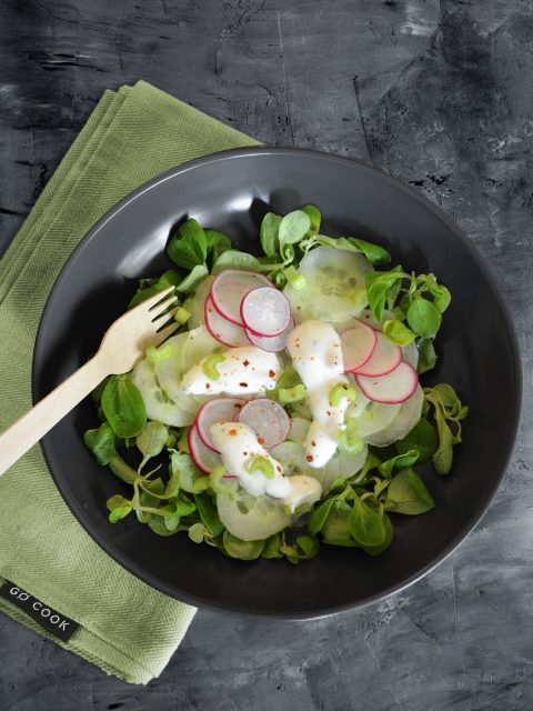 Gurkensalat mit Feldsalat, Radieschen und Joghurtdressing