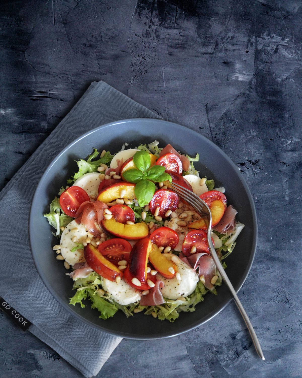 Mozzarella mit Tomten und gebratenen Nektarinenspalten