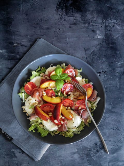 Mozzarella mit Tomten und gebratenen Nektarinenspalten