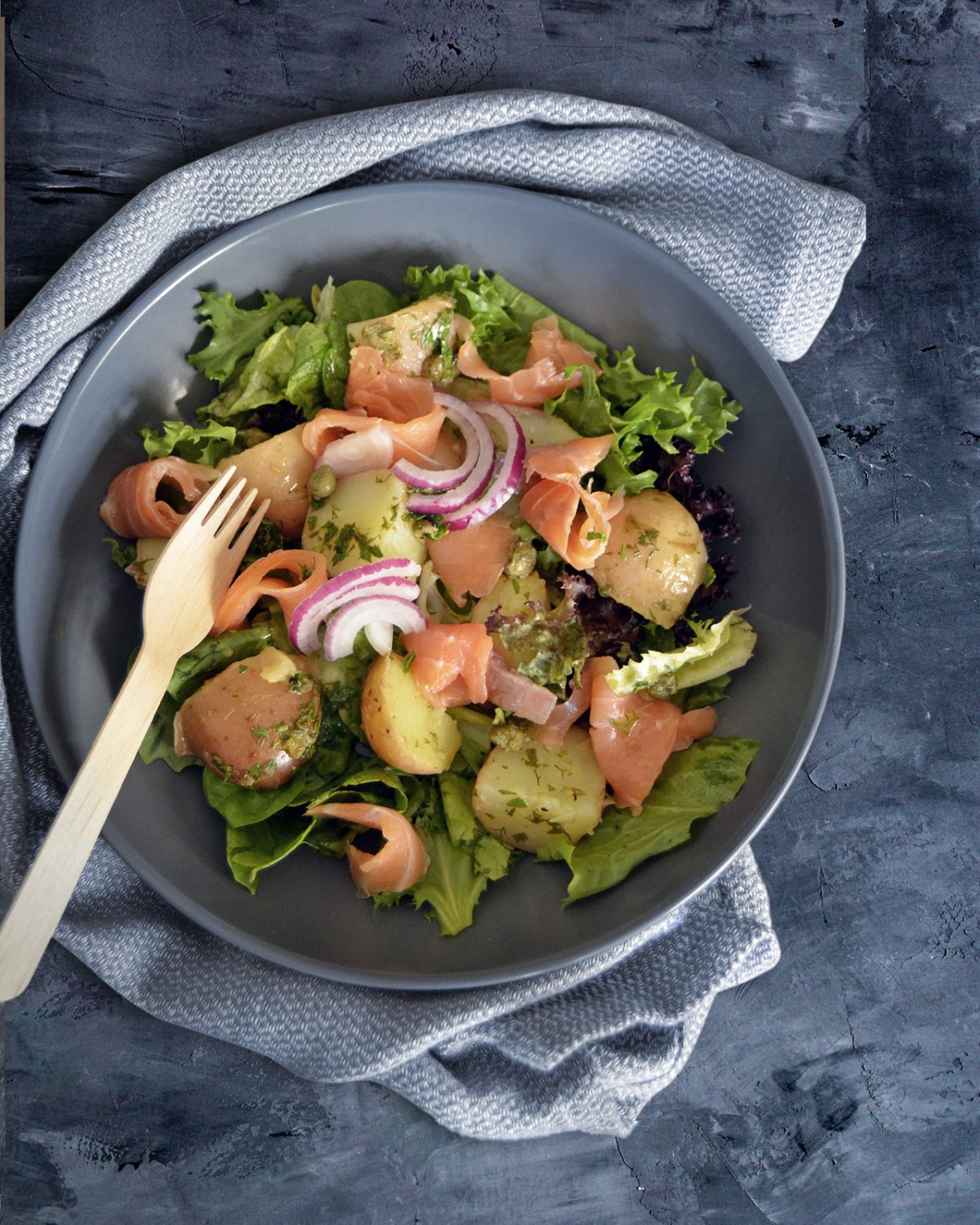 Lauwarmer Kartoffelsalat mit Räucherlachs