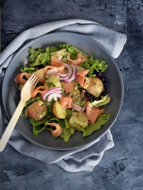 Lauwarmer Kartoffelsalat mit Räucherlachs