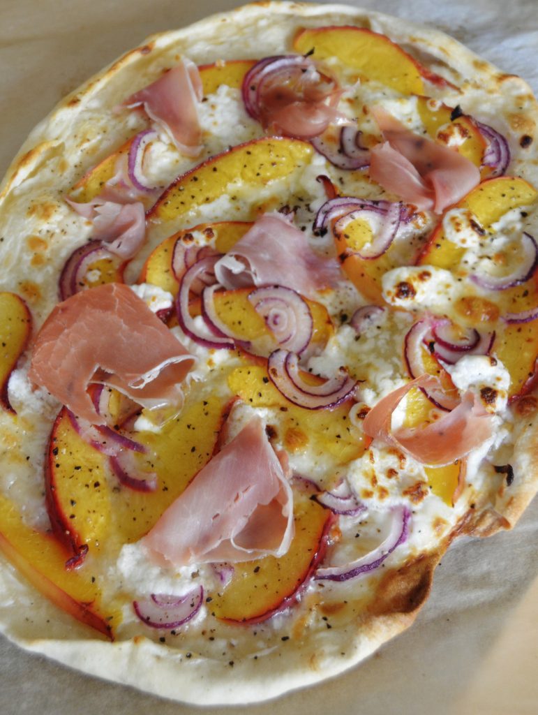 Flammkuchen mit Nektarinen, Ziegenkäse und Serranoschinken