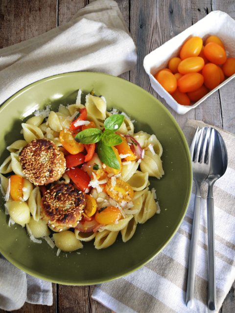 Pasta mit Tomaten und Linsentalern