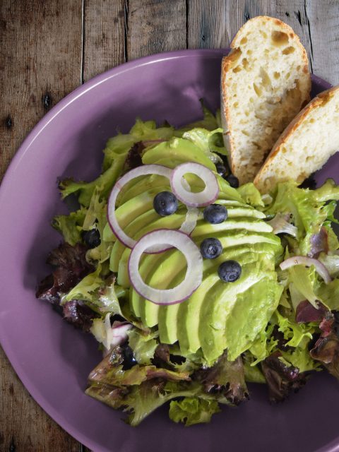 Blattsalat mit Heidelbeeren und Avocado