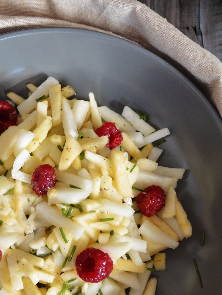 Kohlrabi-Salat mit Apfel & Himbeeren