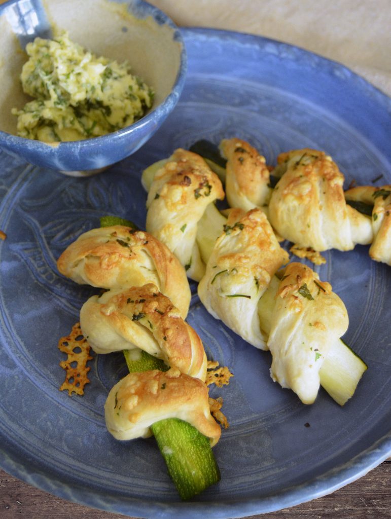 Zucchinistangen in Brotteig mit Kräuterbutter