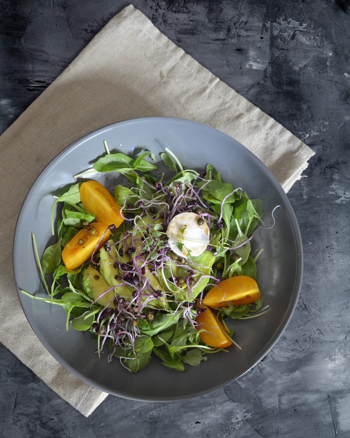 Rucola mit Avocado und Sprossen