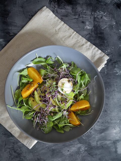 Rucola mit Avocado und Sprossen