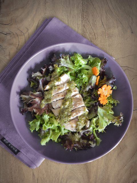 Hähnchenbrust mit Salsa Verde auf Blattsalat