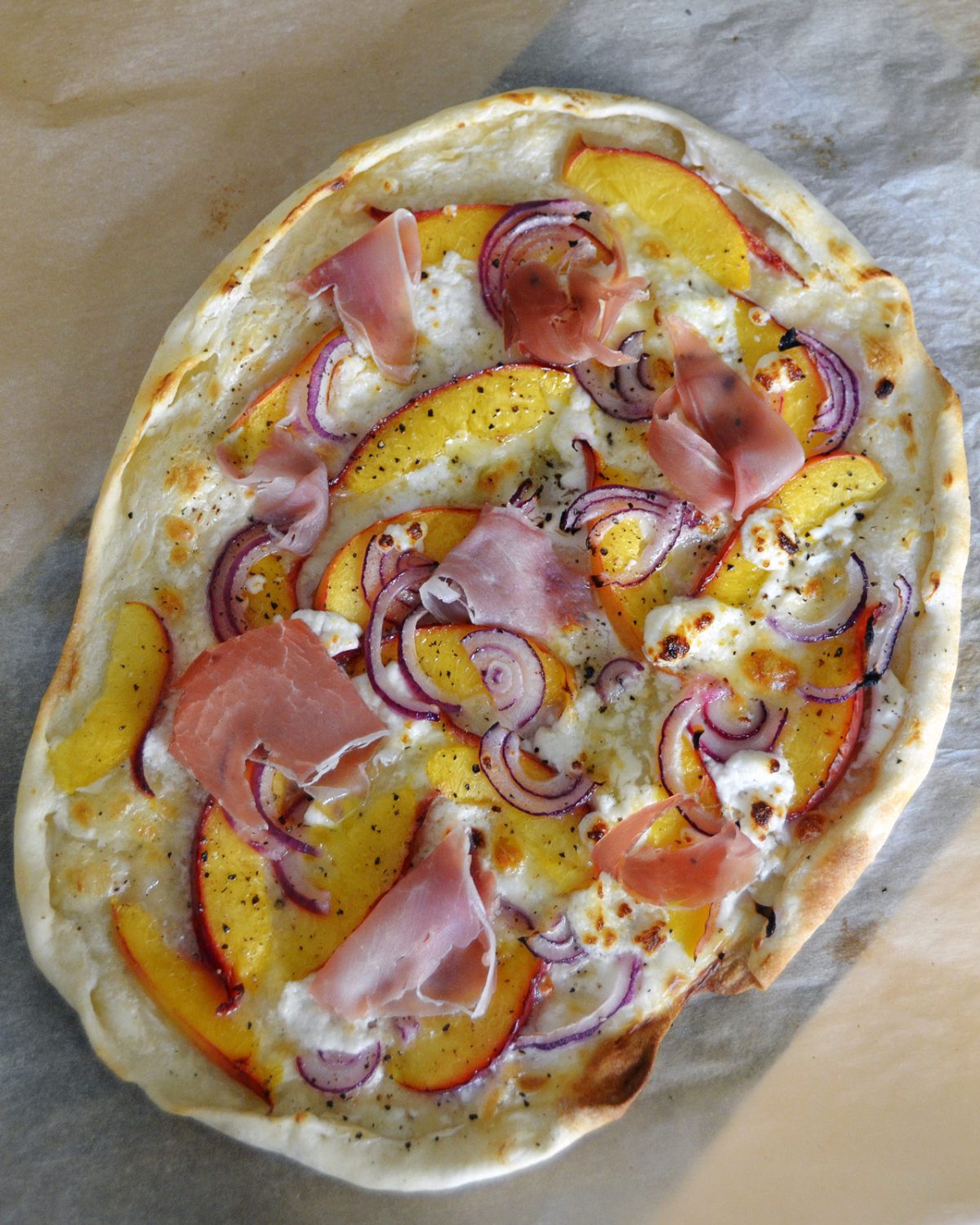 Flammkuchen mit Nektarinen, Ziegenkäse und Serranoschinken