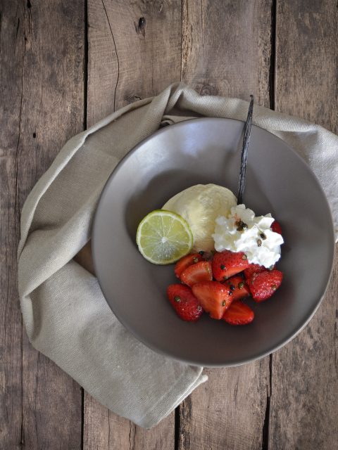 Vanilleeis mit Pfeffer-Erdbeeren