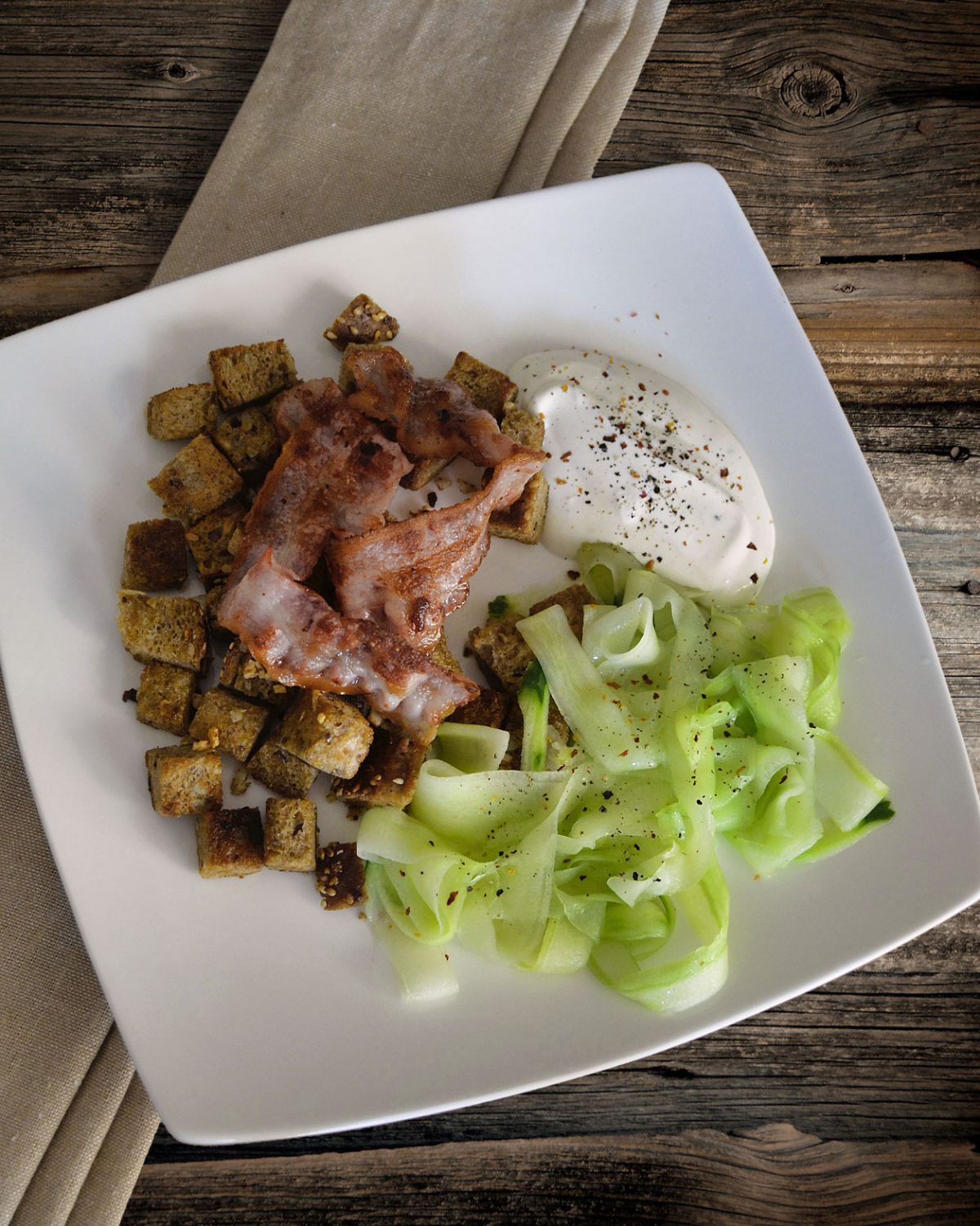 Brotsalat mit Gurke und Bacon