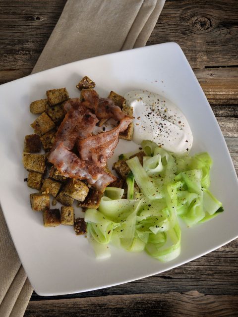 Brotsalat mit Gurke und Bacon