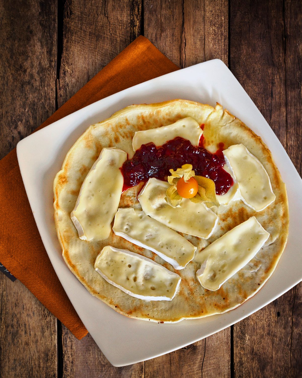 Camembert-Pfannkuchen mit Preiselbeeren