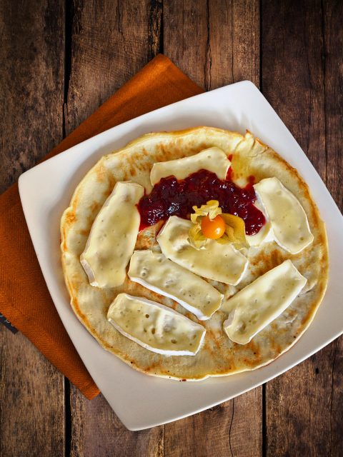 Camembert-Pfannkuchen mit Preiselbeeren